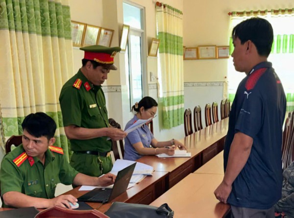 Phạt 7 năm tù giam với đối tượng buôn bán sách giáo khoa giả Phạt 7 năm tù giam với đối tượng buôn bán sách giáo khoa giả