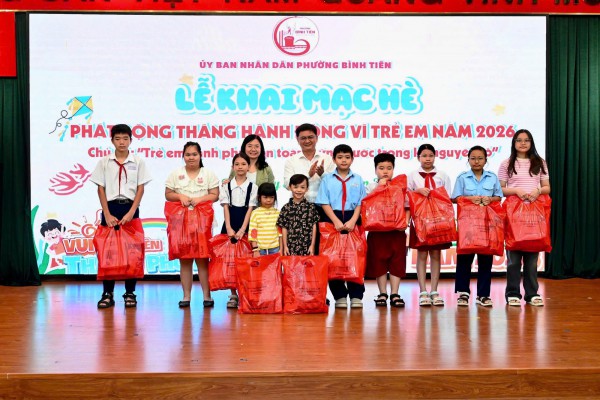 Phó chủ tịch UBND TP.HCM trao quà cho học sinh nhân dịp hè