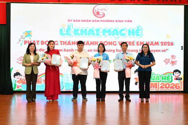 Phó chủ tịch UBND TP.HCM trao quà cho học sinh nhân dịp hè