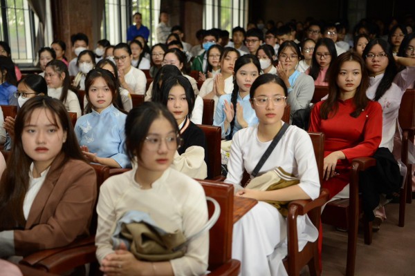 Phó hiệu trưởng trường sư phạm nhắn tân sinh viên  vững vàng trước tiêu cực, cám dỗ