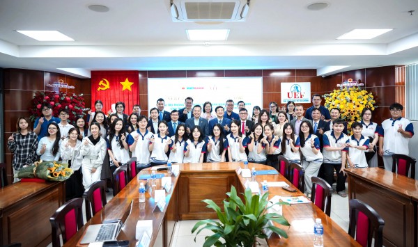 Phòng thực hành hơn 1 tỉ đồng mô phỏng nghiệp vụ ngân hàng cho sinh viên
