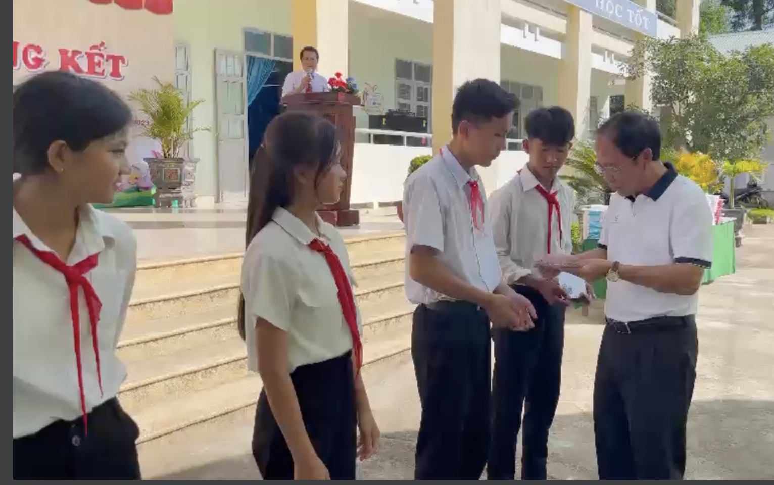 Phú Yên: Trao giếng nước sạch và quà cho học sinh huyện miền núi