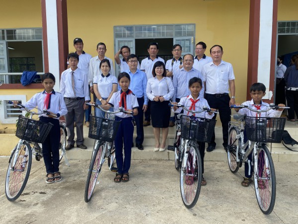 Phú Yên: Trao giếng nước sạch và quà cho học sinh huyện miền núi