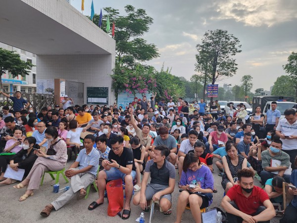 Phụ huynh Hà Nội chen nhau nộp hồ sơ cho con vào trường mới thành lập