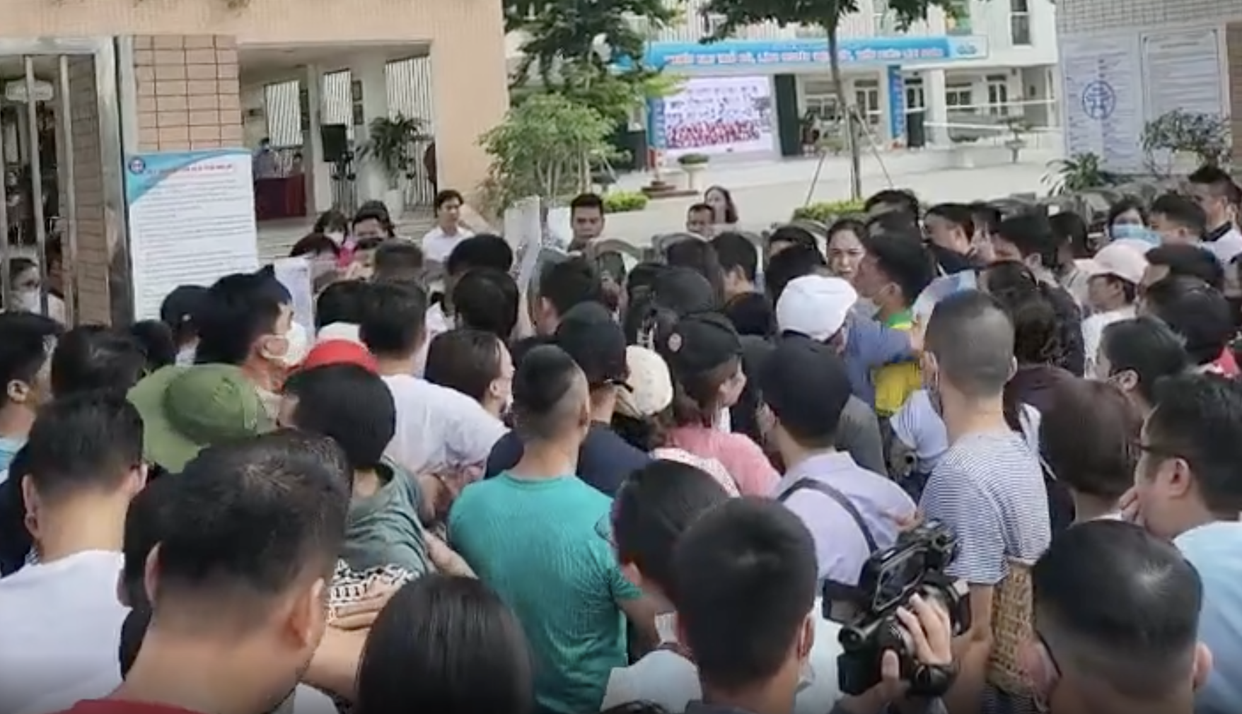 Phụ huynh Hà Nội chen nhau nộp hồ sơ cho con vào trường mới thành lập