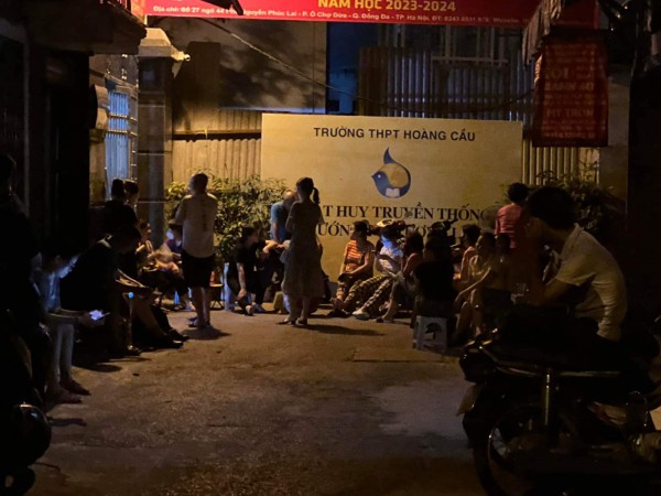 Phụ huynh Hà Nội xếp hàng xuyên đêm nhập học lớp 10: Sở GD-ĐT chỉ đạo khẩn