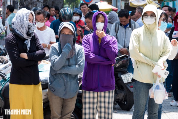 Phụ huynh TP.HCM 'đội nắng', 'hứng mưa', chờ đón con thi lớp 10 đến tối Phụ huynh TP.HCM 'đội nắng', 'hứng mưa', chờ đón con thi lớp 10 đến tối