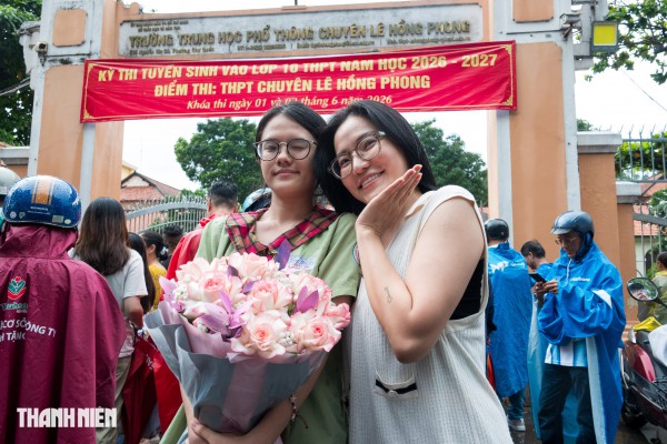 Phụ huynh TP.HCM 'đội nắng', 'hứng mưa', chờ đón con thi lớp 10 đến tối Phụ huynh TP.HCM 'đội nắng', 'hứng mưa', chờ đón con thi lớp 10 đến tối