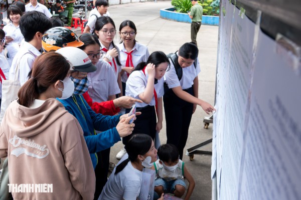 Phụ huynh TP.HCM 'đội nắng', 'hứng mưa', chờ đón con thi lớp 10 đến tối Phụ huynh TP.HCM 'đội nắng', 'hứng mưa', chờ đón con thi lớp 10 đến tối