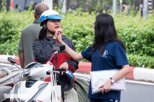 Phụ huynh TP.HCM 'đội nắng', 'hứng mưa', chờ đón con thi lớp 10 đến tối Phụ huynh TP.HCM 'đội nắng', 'hứng mưa', chờ đón con thi lớp 10 đến tối
