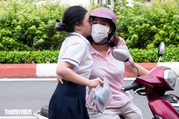 Phụ huynh TP.HCM 'đội nắng', 'hứng mưa', chờ đón con thi lớp 10 đến tối Phụ huynh TP.HCM 'đội nắng', 'hứng mưa', chờ đón con thi lớp 10 đến tối