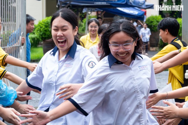 Phụ huynh TP.HCM 'đội nắng', 'hứng mưa', chờ đón con thi lớp 10 đến tối Phụ huynh TP.HCM 'đội nắng', 'hứng mưa', chờ đón con thi lớp 10 đến tối