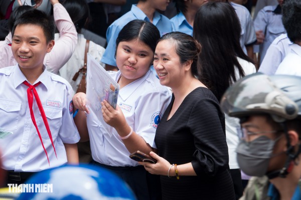 Phụ huynh TP.HCM 'đội nắng', 'hứng mưa', chờ đón con thi lớp 10 đến tối Phụ huynh TP.HCM 'đội nắng', 'hứng mưa', chờ đón con thi lớp 10 đến tối