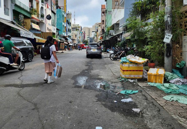 Phụ huynh TP.HCM gọi tên nhiều nơi 'không có vỉa hè cho học sinh đi bộ'