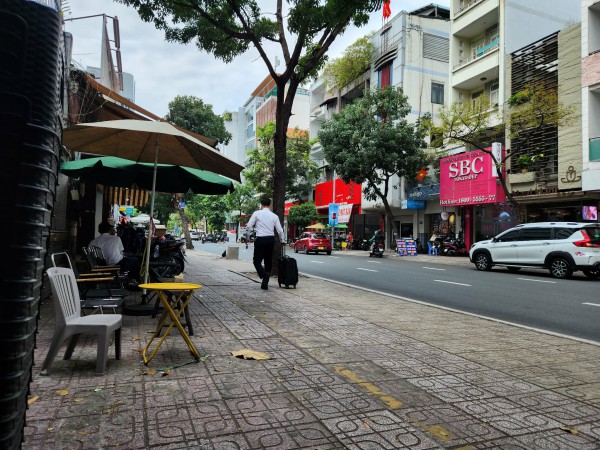 Phụ huynh TP.HCM gọi tên nhiều nơi 'không có vỉa hè cho học sinh đi bộ'