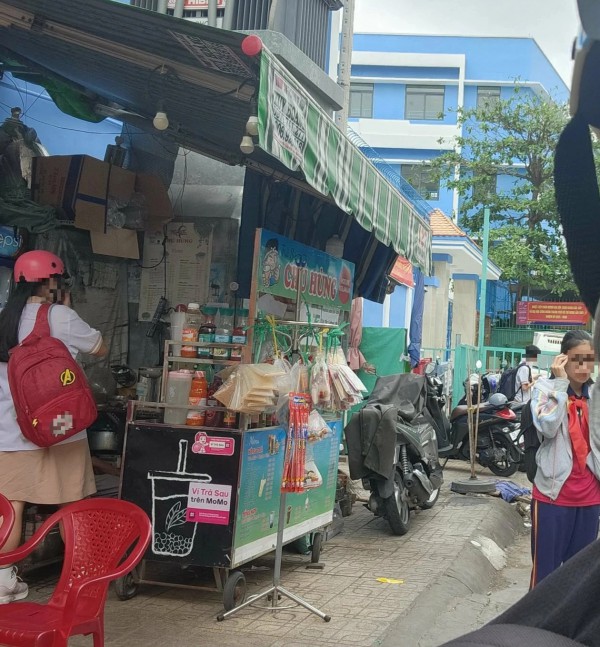 Phụ huynh TP.HCM gọi tên nhiều nơi 'không có vỉa hè cho học sinh đi bộ'