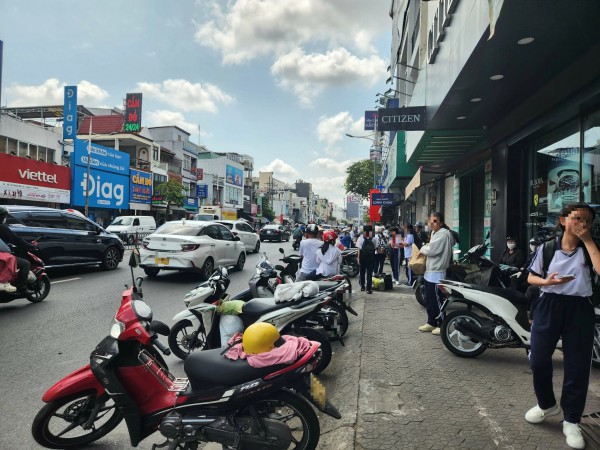 Phụ huynh TP.HCM gọi tên nhiều nơi 'không có vỉa hè cho học sinh đi bộ'