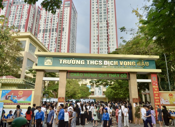 Phụ huynh căng thẳng, đứng kín cổng trường 'ngóng con' thi vào lớp 10 Phụ huynh căng thẳng, đứng kín cổng trường 'ngóng con' thi vào lớp 10