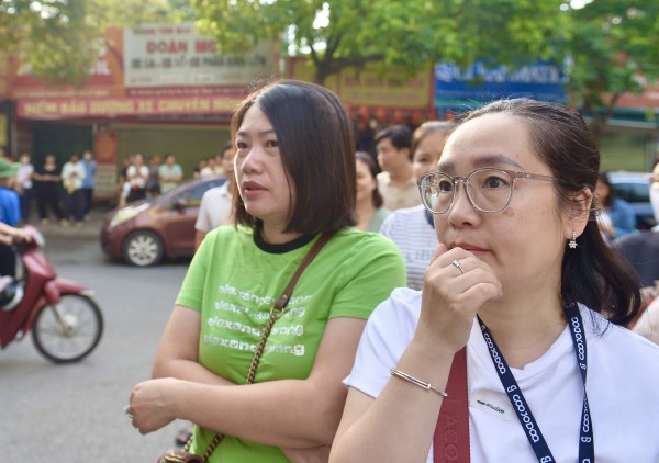 Phụ huynh căng thẳng, đứng kín cổng trường 'ngóng con' thi vào lớp 10 Phụ huynh căng thẳng, đứng kín cổng trường 'ngóng con' thi vào lớp 10