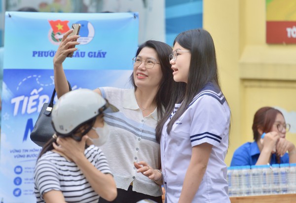 Phụ huynh căng thẳng, đứng kín cổng trường 'ngóng con' thi vào lớp 10 Phụ huynh căng thẳng, đứng kín cổng trường 'ngóng con' thi vào lớp 10