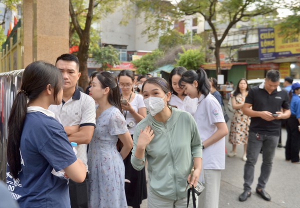 Phụ huynh căng thẳng, đứng kín cổng trường 'ngóng con' thi vào lớp 10 Phụ huynh căng thẳng, đứng kín cổng trường 'ngóng con' thi vào lớp 10