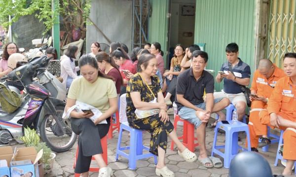 Phụ huynh căng thẳng, đứng kín cổng trường 'ngóng con' thi vào lớp 10 Phụ huynh căng thẳng, đứng kín cổng trường 'ngóng con' thi vào lớp 10
