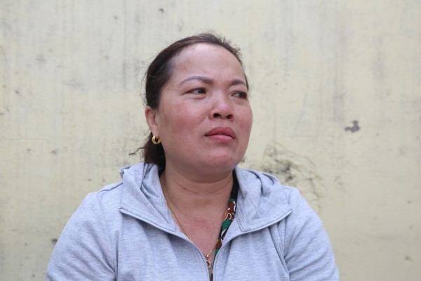 Phụ huynh căng thẳng, đứng kín cổng trường 'ngóng con' thi vào lớp 10 Phụ huynh căng thẳng, đứng kín cổng trường 'ngóng con' thi vào lớp 10