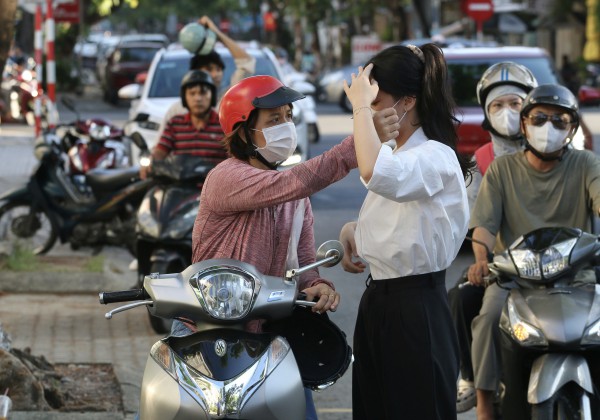 Phụ huynh 'đứng ngồi không yên' ở vỉa hè chờ con thi tốt nghiệp THPT Phụ huynh 'đứng ngồi không yên' ở vỉa hè chờ con thi tốt nghiệp THPT