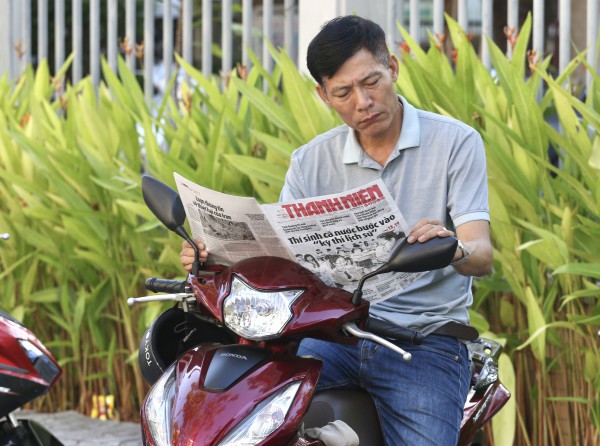 Phụ huynh 'đứng ngồi không yên' ở vỉa hè chờ con thi tốt nghiệp THPT