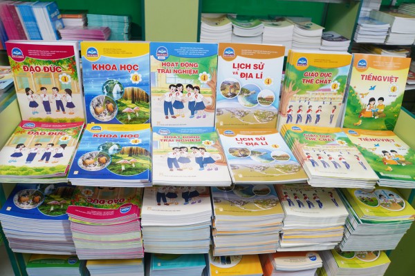 Phụ huynh học sinh mua sách giáo khoa cho con ở đâu?