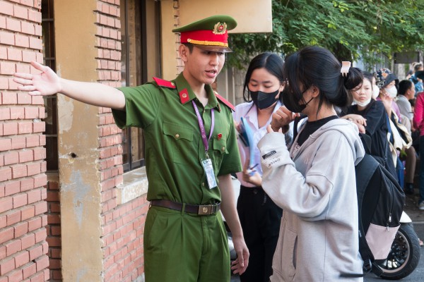 Phụ huynh lỉnh kỉnh đồ đạc, vượt hơn 700km cùng con đi thi vào trường công an