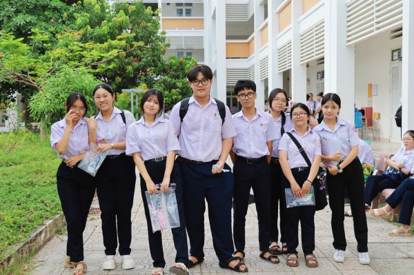 Phụ huynh thấp thỏm chờ con thi tuyển sinh lớp 10