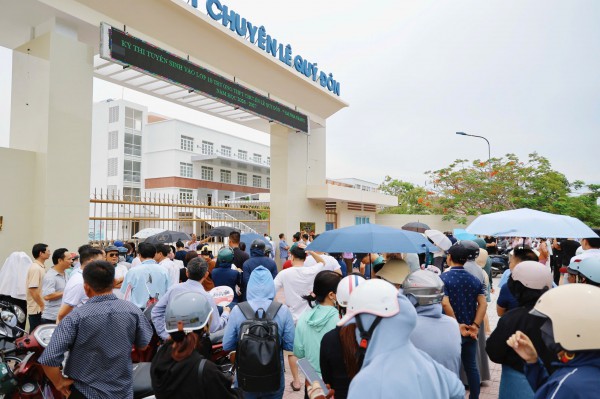 Phụ huynh thấp thỏm chờ con thi tuyển sinh lớp 10