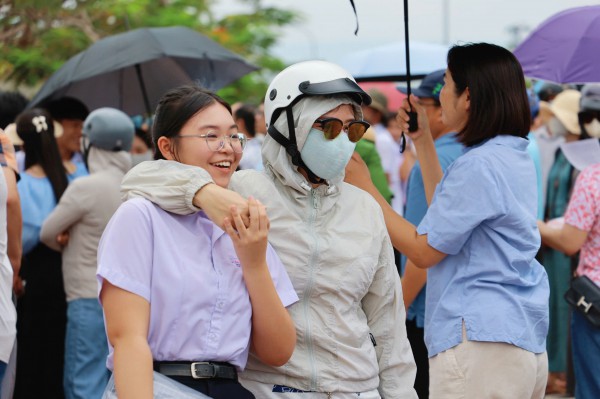 Phụ huynh thấp thỏm chờ con thi tuyển sinh lớp 10