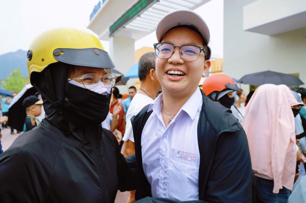 Phụ huynh thấp thỏm chờ con thi tuyển sinh lớp 10