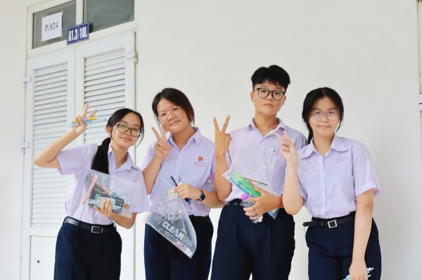 Phụ huynh thấp thỏm chờ con thi tuyển sinh lớp 10