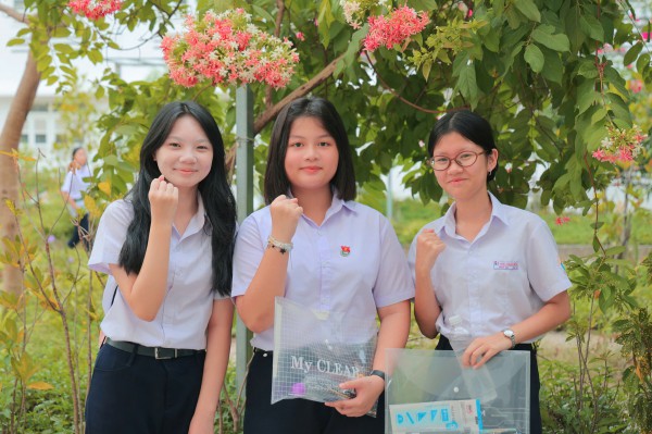 Phụ huynh thấp thỏm chờ con thi tuyển sinh lớp 10
