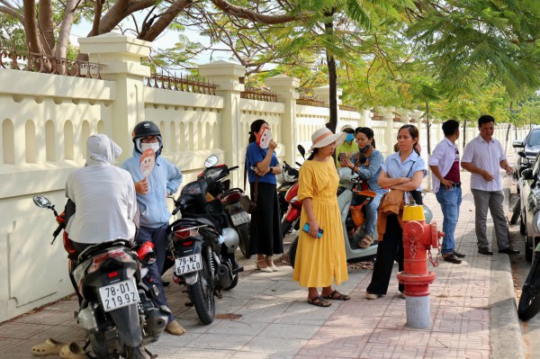 Phụ huynh thấp thỏm chờ con thi tuyển sinh lớp 10