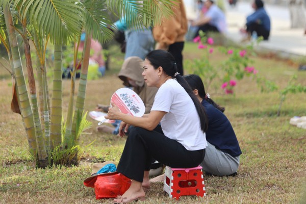 Phụ huynh thấp thỏm chờ con thi tuyển sinh lớp 10