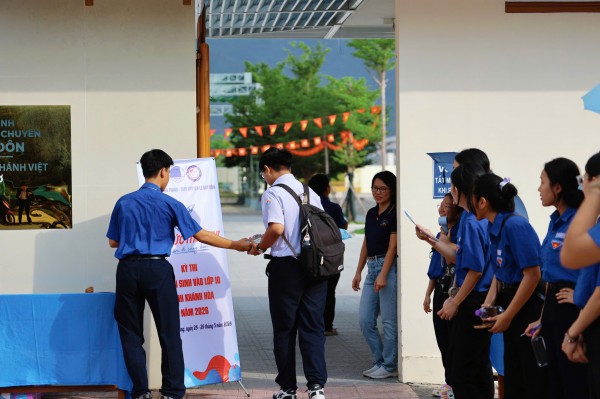 Phụ huynh thấp thỏm chờ con thi tuyển sinh lớp 10