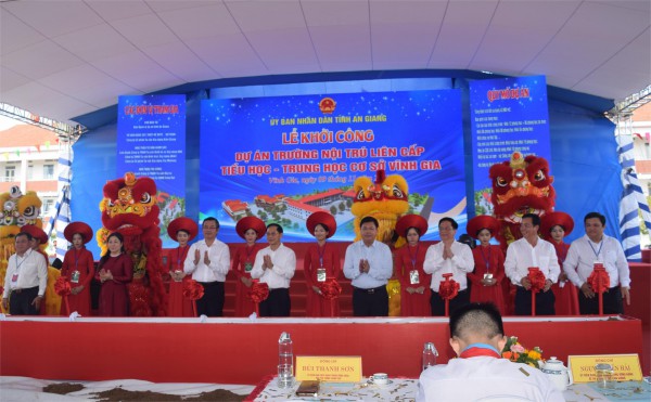 Phụ huynh thầy cô An Giang phấn khởi với trường nội trú vùng biên