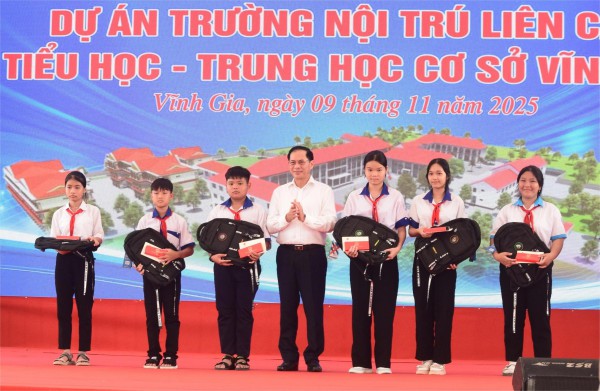 Phụ huynh thầy cô An Giang phấn khởi với trường nội trú vùng biên