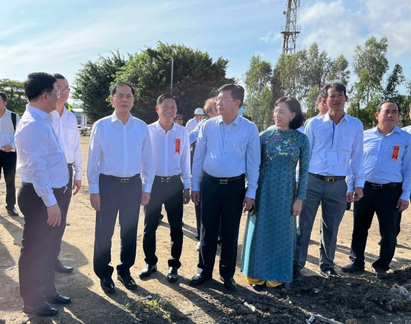 Phụ huynh thầy cô An Giang phấn khởi với trường nội trú vùng biên