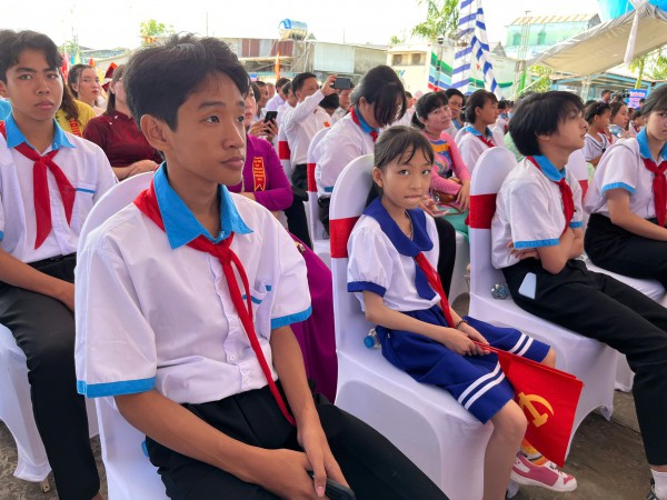 Phụ huynh thầy cô An Giang phấn khởi với trường nội trú vùng biên