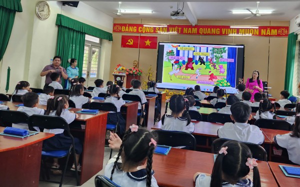 Phụ huynh tiểu học TP.HCM bất ngờ: Trong tiết tiếng Việt có âm nhạc, thể dục Phụ huynh tiểu học TP.HCM bất ngờ: Trong tiết tiếng Việt có âm nhạc, thể dục