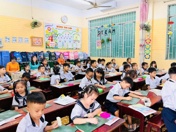 Phụ huynh tiểu học TP.HCM bất ngờ: Trong tiết tiếng Việt có âm nhạc, thể dục Phụ huynh tiểu học TP.HCM bất ngờ: Trong tiết tiếng Việt có âm nhạc, thể dục