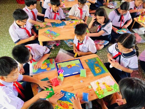 Phụ huynh tiểu học TP.HCM bất ngờ: Trong tiết tiếng Việt có âm nhạc, thể dục Phụ huynh tiểu học TP.HCM bất ngờ: Trong tiết tiếng Việt có âm nhạc, thể dục