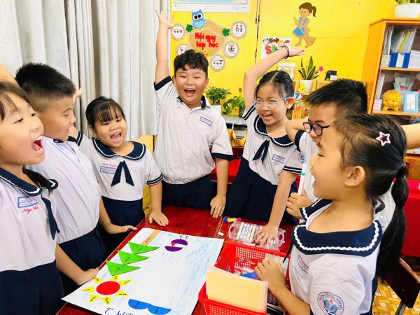 Phụ huynh tiểu học TP.HCM bất ngờ: Trong tiết tiếng Việt có âm nhạc, thể dục Phụ huynh tiểu học TP.HCM bất ngờ: Trong tiết tiếng Việt có âm nhạc, thể dục