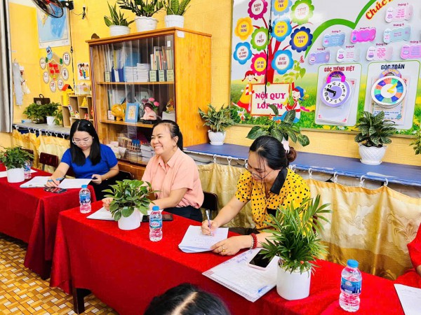 Phụ huynh tiểu học TP.HCM bất ngờ: Trong tiết tiếng Việt có âm nhạc, thể dục Phụ huynh tiểu học TP.HCM bất ngờ: Trong tiết tiếng Việt có âm nhạc, thể dục