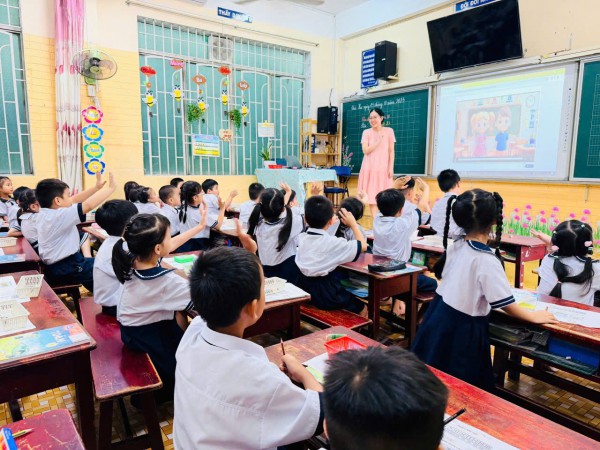 Phụ huynh tiểu học TP.HCM bất ngờ: Trong tiết tiếng Việt có âm nhạc, thể dục Phụ huynh tiểu học TP.HCM bất ngờ: Trong tiết tiếng Việt có âm nhạc, thể dục